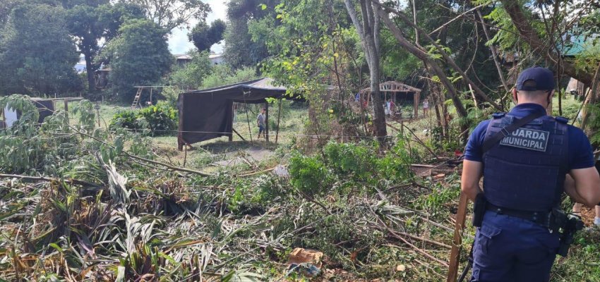 Administração evita invasão em área pública de preservação permanente