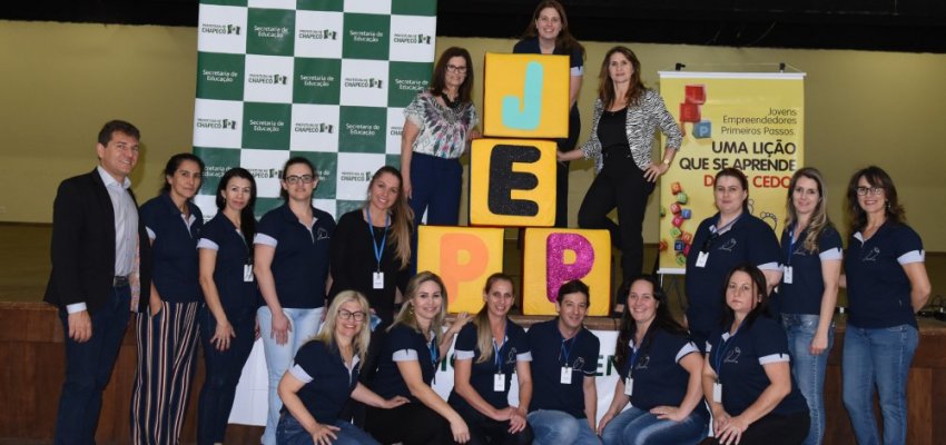 Feira do Jovem Empreendedor: Potencial empreendedor de alunos de 12 escolas &eacute; destaque em Chapec&oacute;