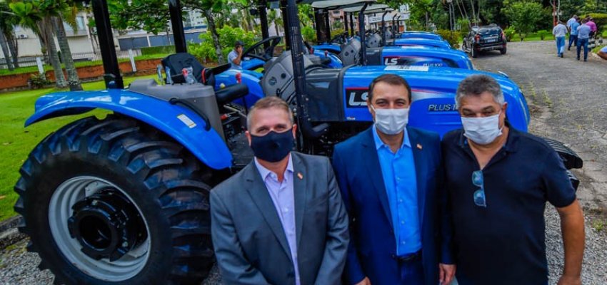 Prefeito participa de entrega de tratores na Secretaria de Estado da Agricultura