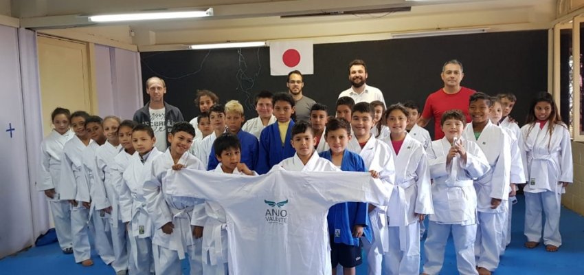 Jud&ocirc;: Crian&ccedil;as do CAIC/Projeto Atleta do Futuro recebem doa&ccedil;&otilde;es de quimonos