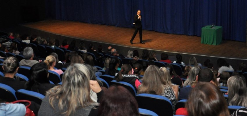 Em palestra para pais, Juiz exalta papel da fam&iacute;lia 
