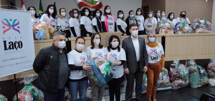 Campanha Cobertor Solidário da Rede Laço aquece 500 famílias de Chapecó