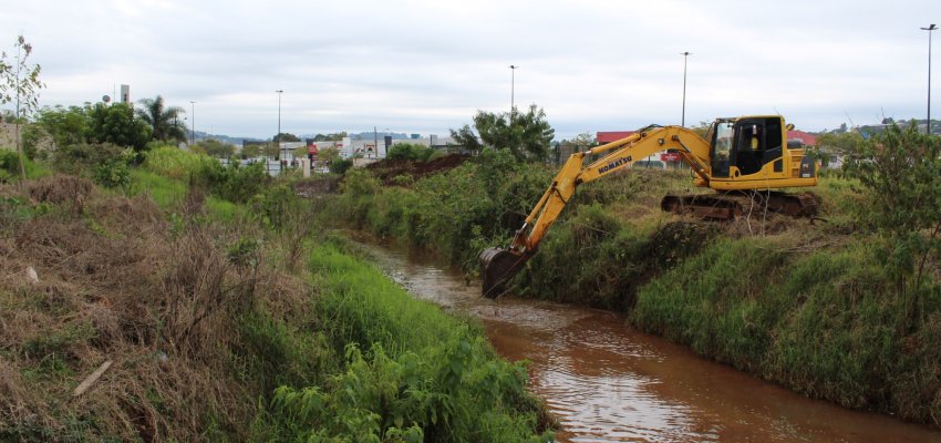 Chapec&oacute; intensifica limpeza de riachos para conter alagamentos