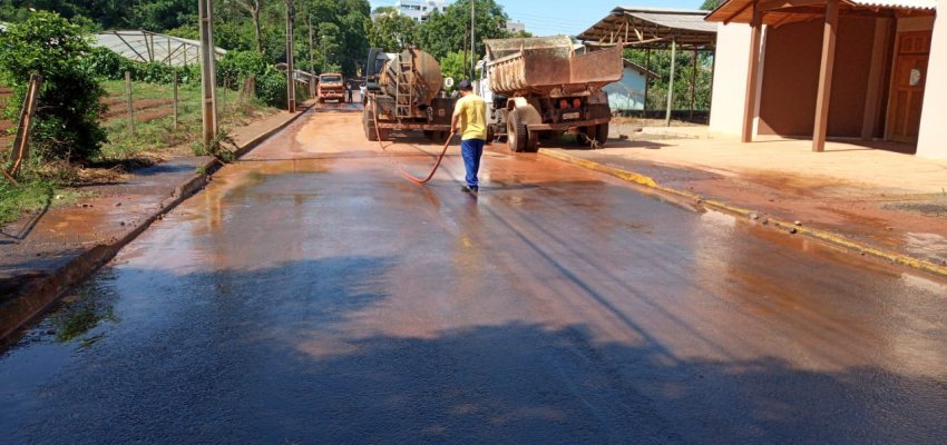 Prefeitura faz limpeza de locais onde houve alagamentos