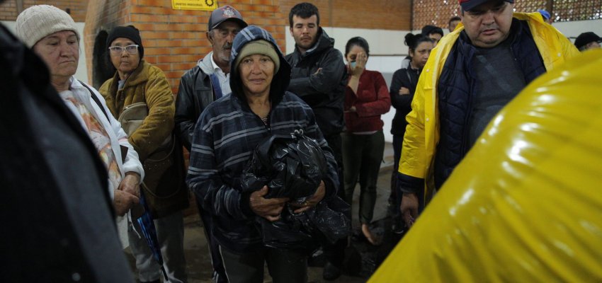 Prefeitura realiza cadastro e distribuição de lonas no Bormann 