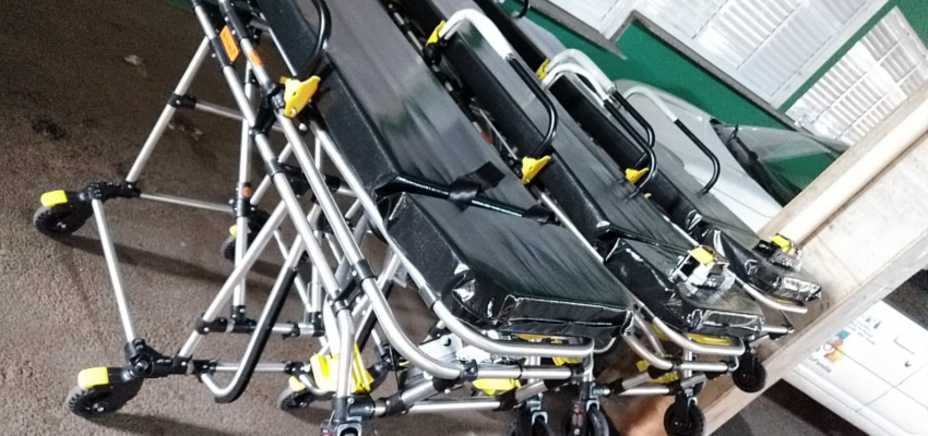 Secretaria de Saúde adquire três macas novas para ambulâncias