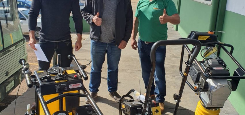 Prefeitura recebe máquinas para trabalhos de pavimentação, drenagem e saneamento