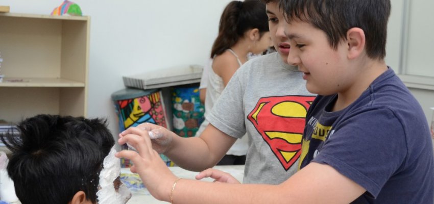 Alunos produzem m&aacute;scaras inspiradas na cultura africana