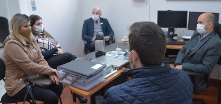 Diretoria de Habita&ccedil;&atilde;o e Unoesc alinham parceria em trabalho de extens&atilde;o