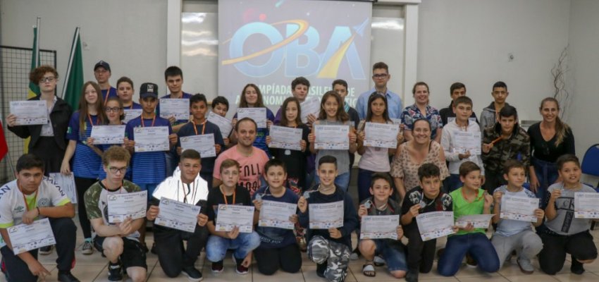 Alunos recebem medalhas pela participação em Olimpíada 