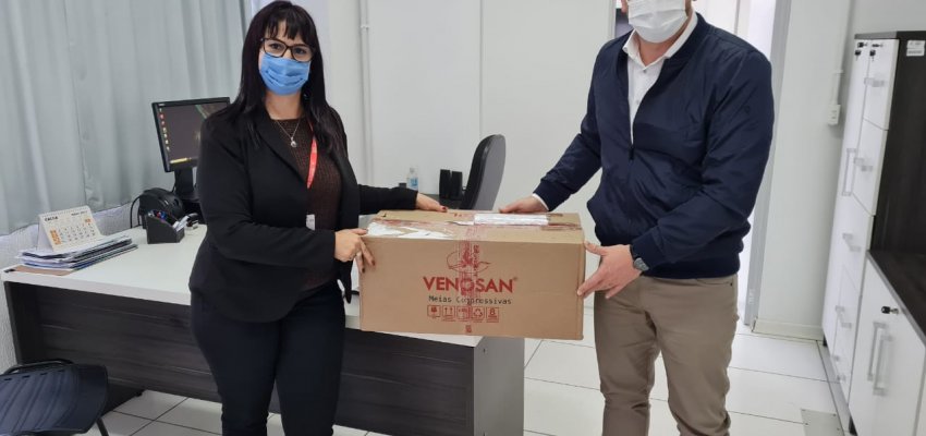 Sa&uacute;de recebe doa&ccedil;&atilde;o de meias el&aacute;sticas