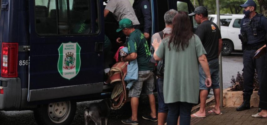 Assist&ecirc;ncia Social e Guarda Municipal fazem a&ccedil;&atilde;o com moradores de rua
