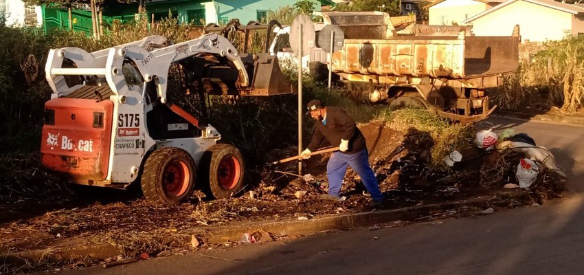 Mutirão de limpeza mobiliza moradores do bairro Pinheirinho