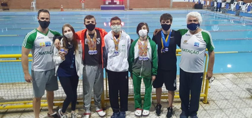 Equipe de natação de Chapecó conquista 15 medalhas