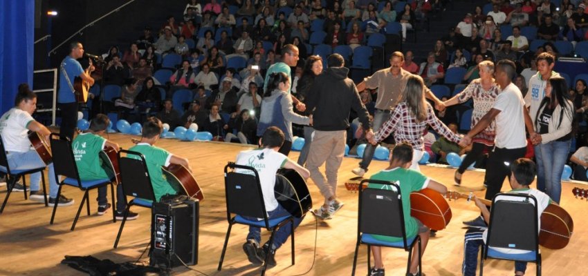 Noite Cultural EJA homenageia estudantes e professores