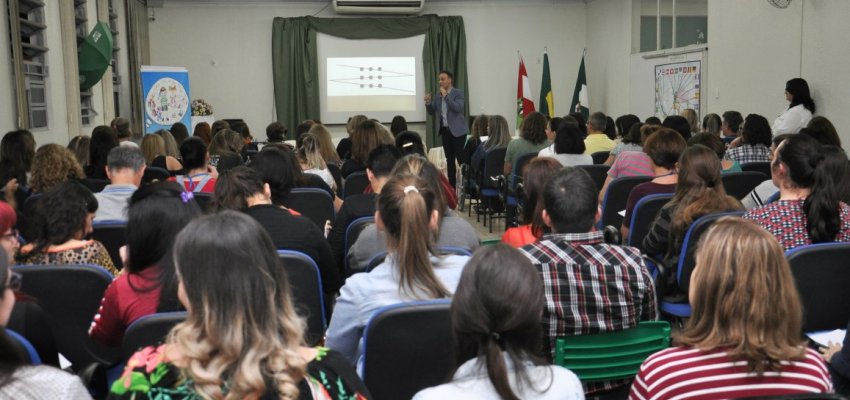 Profissionais da Educa&ccedil;&atilde;o de Chapec&oacute; participam de palestra 