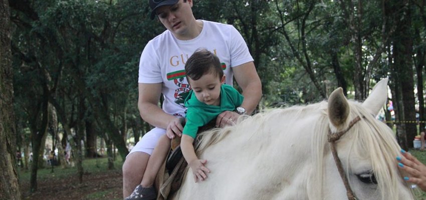 Passeio a cavalo tem grande presença de público