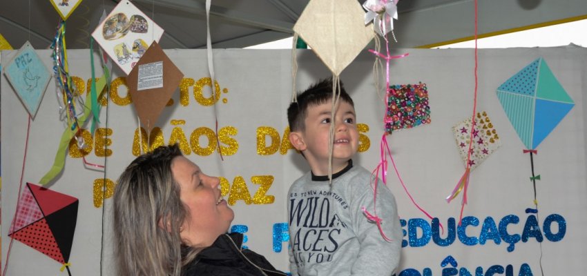 Projeto �De m&atilde;os dadas pela paz� movimenta CEIM Aquarela