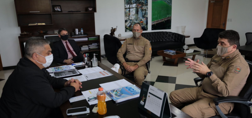 Prefeito recebe comandante da PMRV para falar sobre posto em Chapecó
