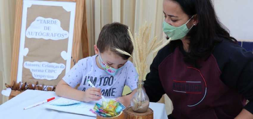 CEIM Criança Feliz realiza atividade de confecção de livros