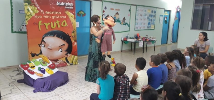 Conta&ccedil;&atilde;o de hist&oacute;ria incentiva o consumo de frutas nas escolas de Chapec&oacute; 