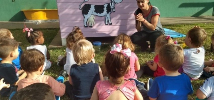Crianças aprendem sobre os animais em CEIM