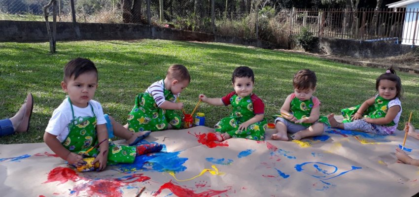 Crian&ccedil;as aprendem as cores e desenvolvem potencialidades