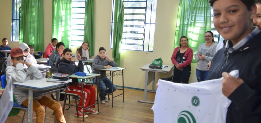 Alunos s&atilde;o premiados pelo  Concurso Recicla CDL na escola