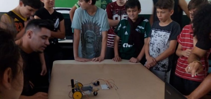 Alunos apresentam trabalhos de robótica