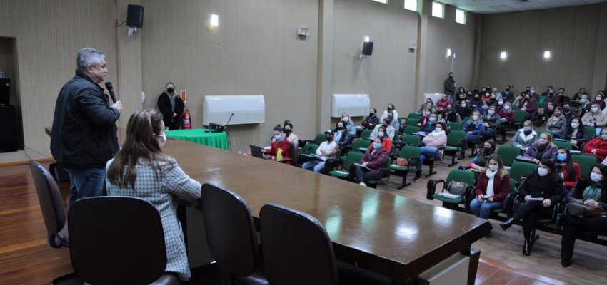 Secretaria de Educação faz avaliação do semestre com gestores