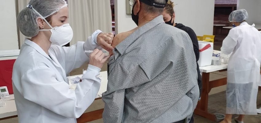 Na manhã desta segunda-feira 870 pessoas receberam a segunda dose da vacina