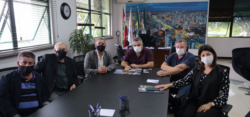 Prefeito recebe representantes do Sinaceg