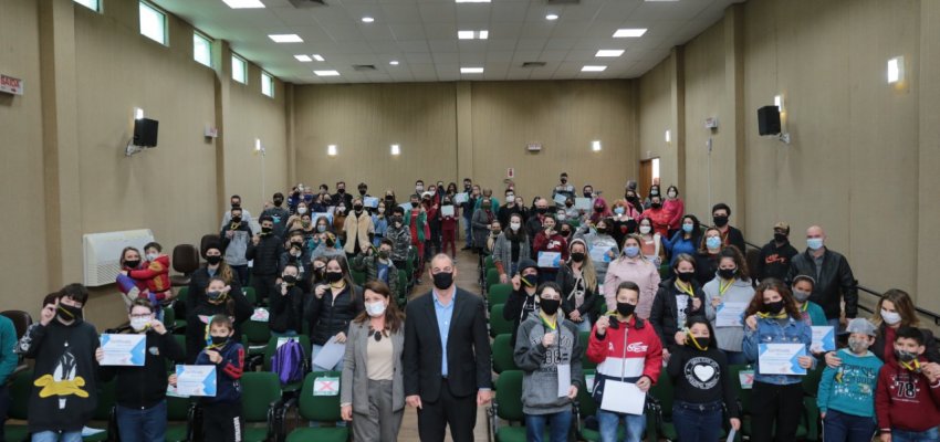 Secretaria de Educa&ccedil;&atilde;o realiza entrega de medalhas para 57 alunos