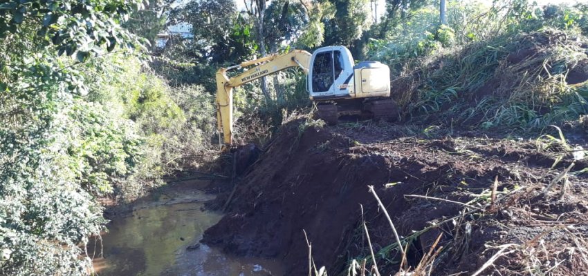 Limpeza em riacho &eacute; realizada no bairro L&iacute;der