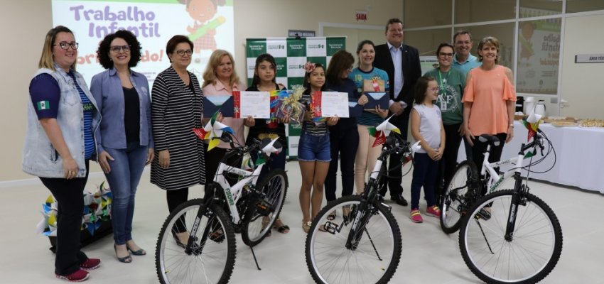 Participantes do projeto "Trabalho Infantil n&atilde;o &eacute; brinquedo" s&atilde;o premiados