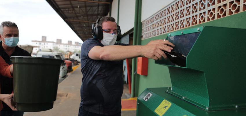 Administração compra triturador de vidro que faz pó para uso em pavers