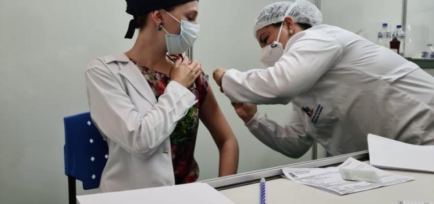 Inicia vacinação dos profissionais de saúde