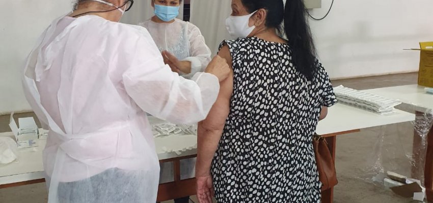 Chapecó vacina 66 anos e abre para 65 anos no sábado