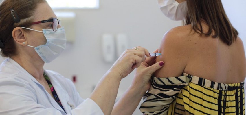 Salas de vacina terão horário reduzido nesta sexta para preparar campanha nacional