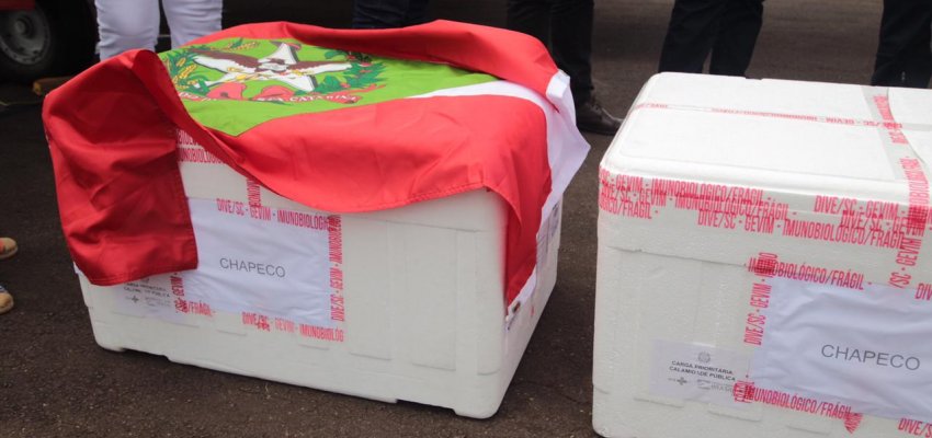 Chapecó recebe nova remessa de vacina contra a Covid