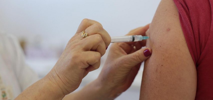 Chapec&oacute; tem 24 mil doses de vacina para Influenza e tamb&eacute;m incentiva atualiza&ccedil;&atilde;o da Covid