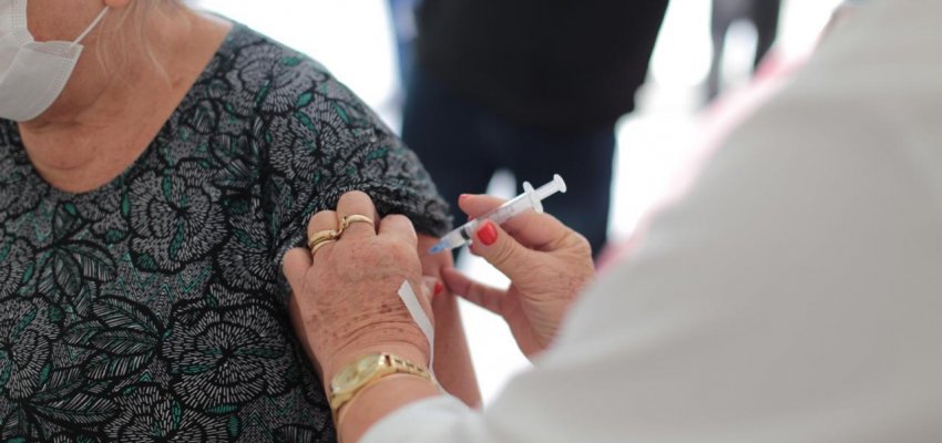 S&aacute;bado tem vacina para 45 a 52 anos, com comorbidades
