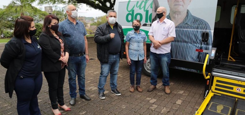 Administração entrega van adaptada para atender idosos