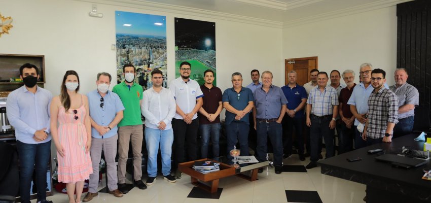 Prefeito de Chapecó recebe diretorias do Automóvel Clube e Kart Clube