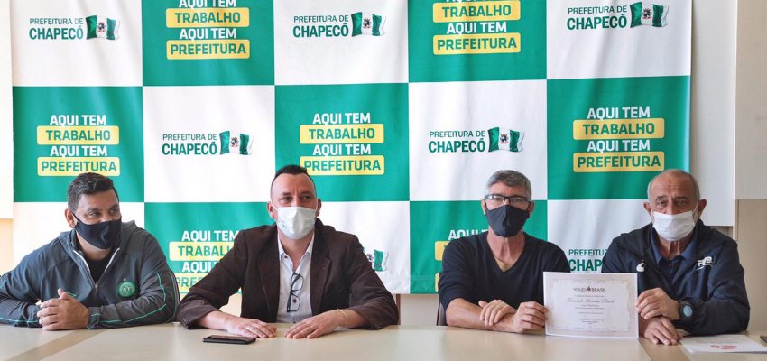 Professor e técnico de Voleibol de Chapecó é homenageado