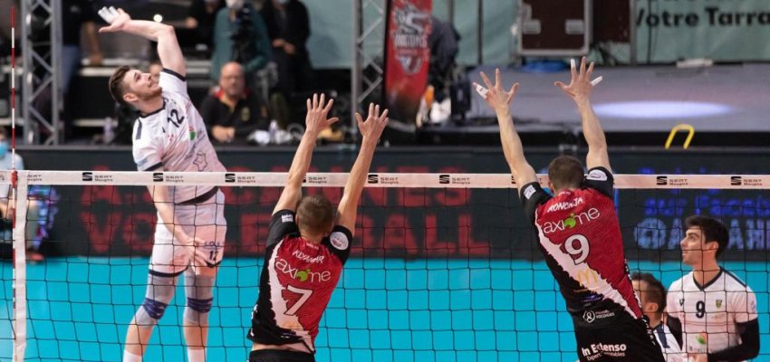 Atleta das escolinhas de Chapec&oacute; &eacute; destaque no voleibol da Europa