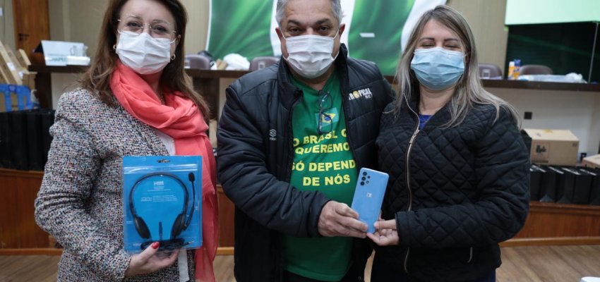 Secretaria de Educa&ccedil;&atilde;o entrega 480 celulares para qualificar ensino nas escolas