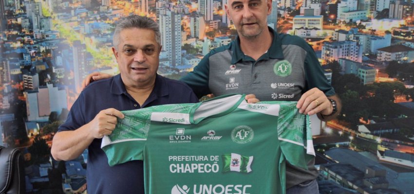 Prefeito recebe camisa do acesso do voleibol de Chapecó