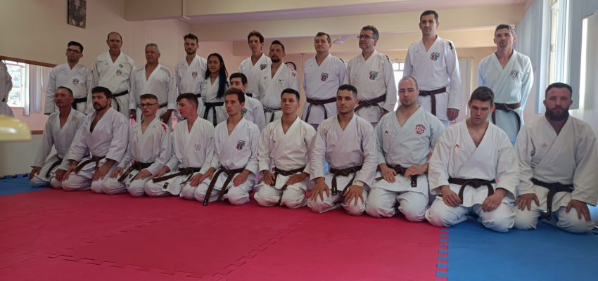 Karatê de Chapecó participa de exame de faixas