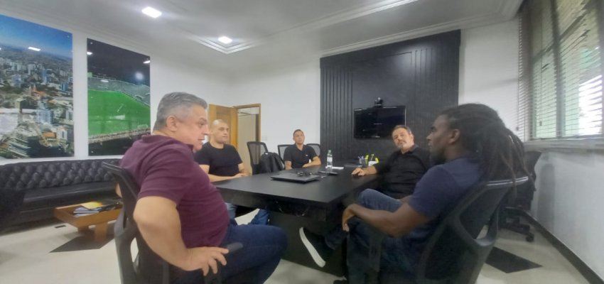 Prefeito de Chapecó recebe ex-jogadores Tinga e Nenén